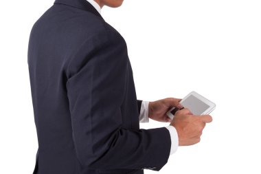 Dijital tablet kullanan işadamı