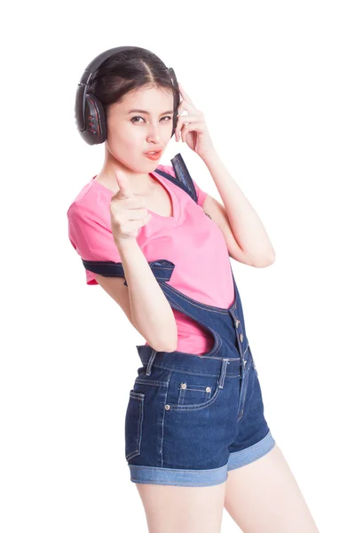 Mujer joven escuchando música —  Fotos de Stock