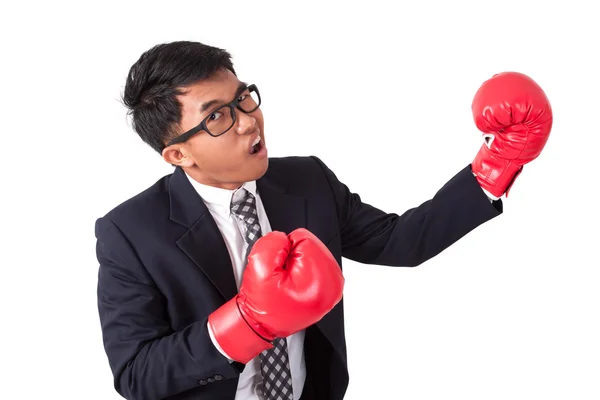 Homme d'affaires portant des gants de boxe rouge — Photo