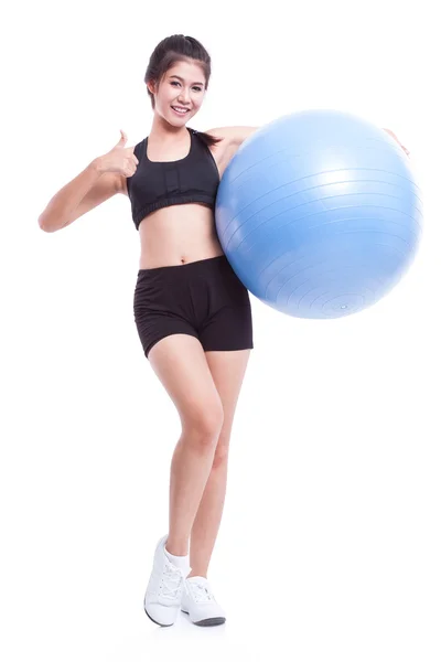 Entrenamiento de mujer con pelota de ejercicio — Foto de Stock