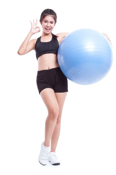 Kadın egzersiz topuyla eğitim — Stok fotoğraf
