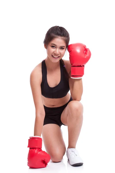 Mujer fitness usando guantes de boxeo — Foto de Stock