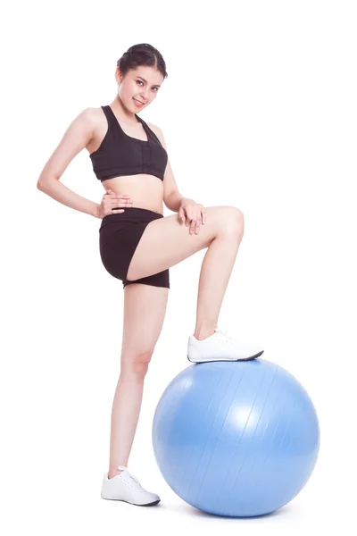 Entrenamiento de mujer con pelota de ejercicio — Foto de Stock