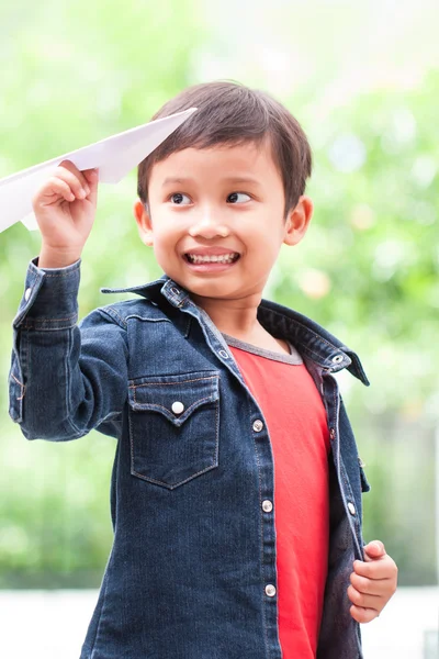 Menino brincando com avião de papel — Fotografia de Stock
