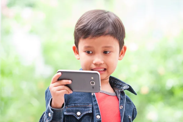 Kleiner Junge mit Smartphone — Stockfoto