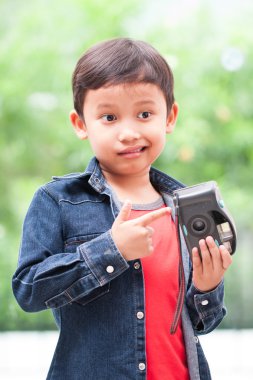 Asyalı çocuk ile kompakt fotoğraf makinesi.
