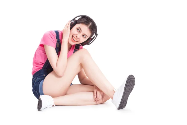 Mujer joven escuchando música — Foto de Stock