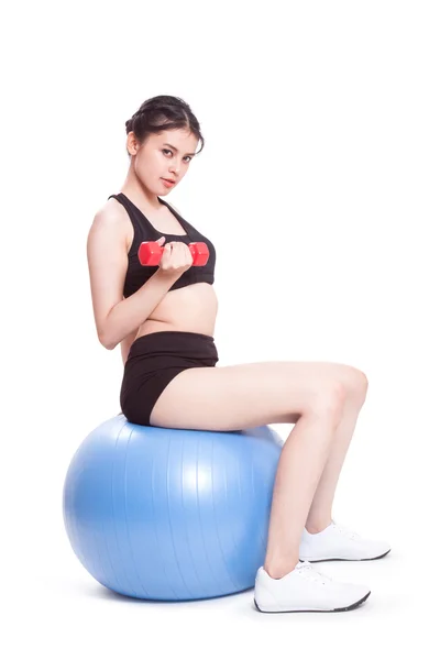 Žena školení cvičení míč a váhy — Stock fotografie