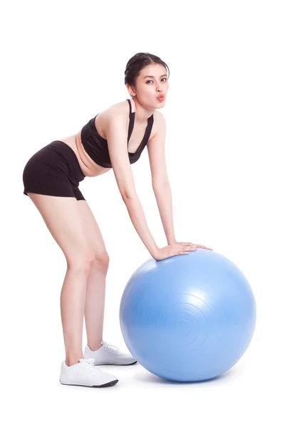 Entrenamiento de mujer con pelota de ejercicio —  Fotos de Stock