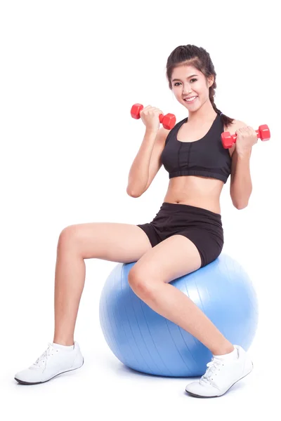 Mulher treinando com bola de exercício e pesos — Fotografia de Stock