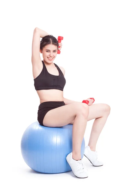 Entrenamiento de mujer con pelota de ejercicio y pesas —  Fotos de Stock