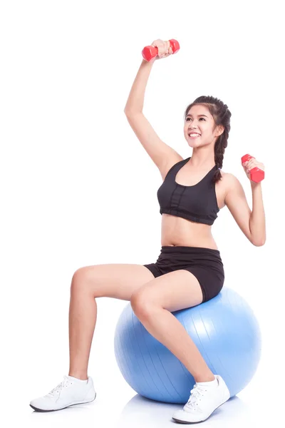 Vrouw training met oefening bal en gewichten — Stockfoto