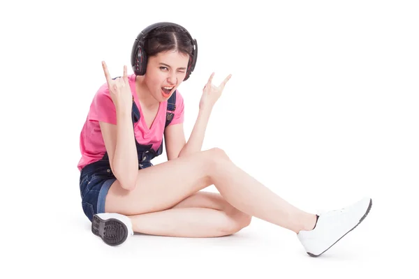 Young woman listening music — Stock Photo, Image