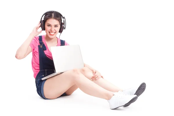 Jovem mulher ouvindo música — Fotografia de Stock