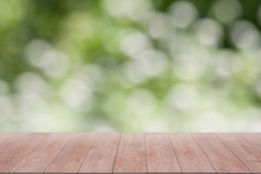 Yeşil arka plan üzerinde ahşap masa