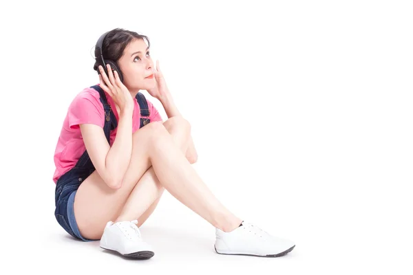 Mujer joven escuchando música —  Fotos de Stock