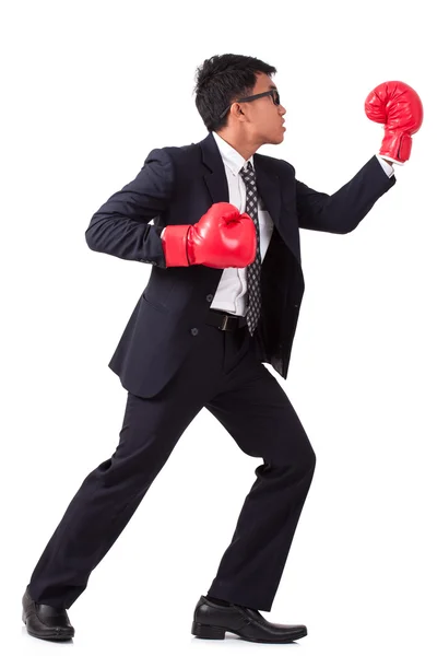 Homme d'affaires portant des gants de boxe rouge — Photo