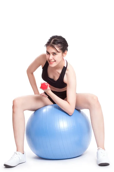 Frauentraining mit Gymnastikball und Gewichten — Stockfoto