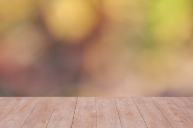 Bulanık arka plan üzerinde ahşap masa