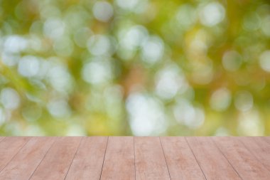 Yeşil arka plan üzerinde ahşap masa