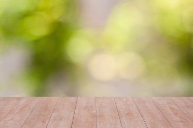 Yeşil arka plan üzerinde ahşap masa