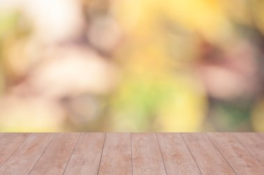 Bulanık arka plan üzerinde ahşap masa.