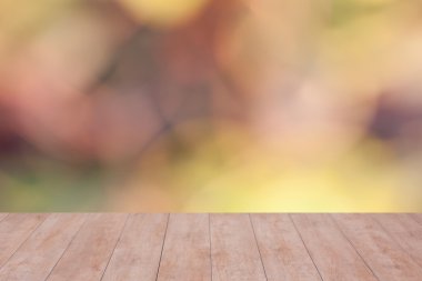 Bulanık arka plan üzerinde ahşap masa.