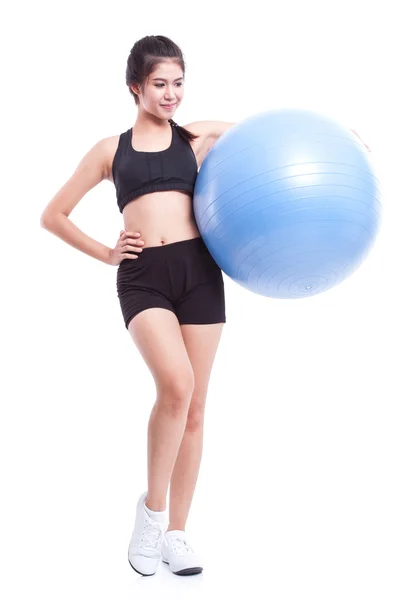 Entrenamiento de mujer con pelota de ejercicio — Foto de Stock