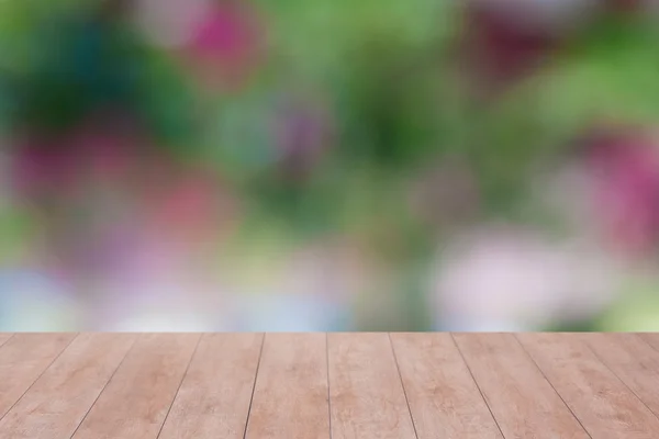 Yeşil arka plan üzerinde ahşap masa — Stok fotoğraf