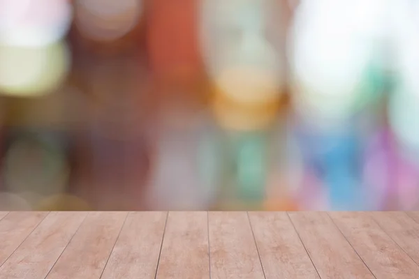 Mesa de madera sobre fondo borroso abstracto . — Foto de Stock