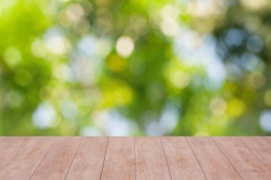 Yeşil arka plan üzerinde ahşap masa