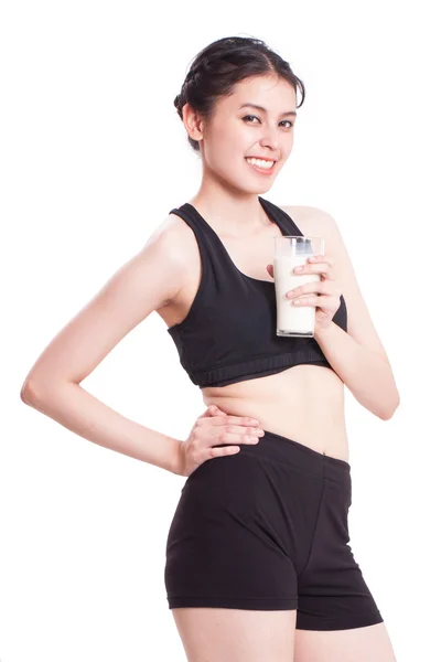 Здоровая женщина со стаканом молока — стоковое фото