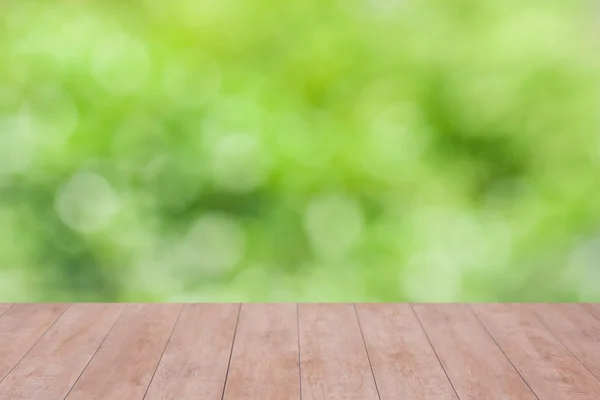 緑の抽象的な背景の木のテーブル — ストック写真