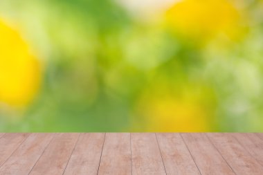 Yeşil arka plan üzerinde ahşap masa