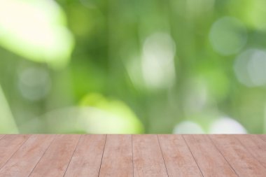 Yeşil arka plan üzerinde ahşap masa