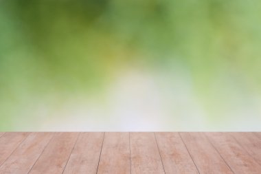 Yeşil arka plan üzerinde ahşap masa