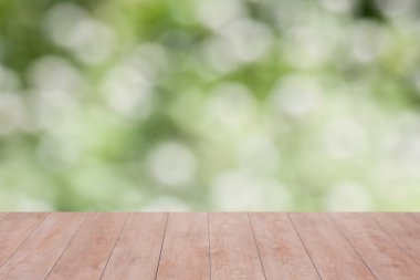 Yeşil arka plan üzerinde ahşap masa