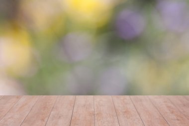 Bulanık arka plan üzerinde ahşap masa.