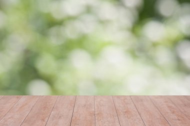 Yeşil arka plan üzerinde ahşap masa