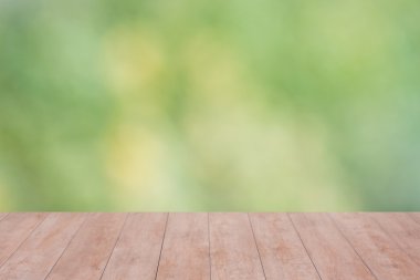 Yeşil arka plan üzerinde ahşap masa