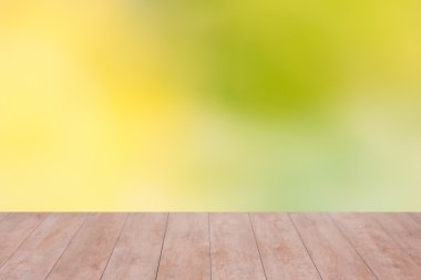 Arka plan üzerinde ahşap masa