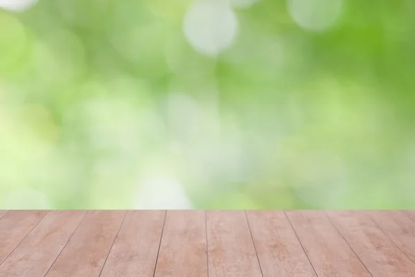 Дерев'яний стіл на зеленому абстрактному фоні — стокове фото