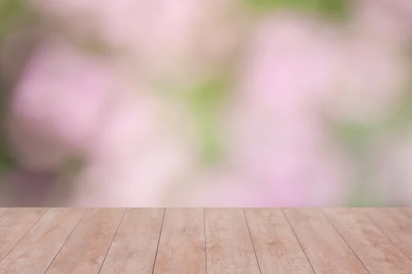Дерев'яний стіл на абстрактному розмитому фоні — стокове фото