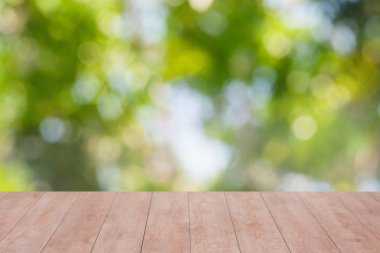 Yeşil arka plan üzerinde ahşap masa