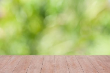 Arka plan üzerinde ahşap masa