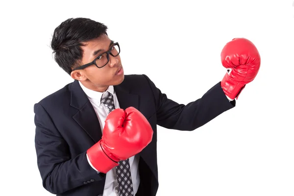 Homme d'affaires portant des gants de boxe rouge — Photo