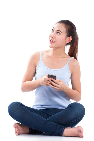 Młoda kobieta ze smartfonem — Zdjęcie stockowe