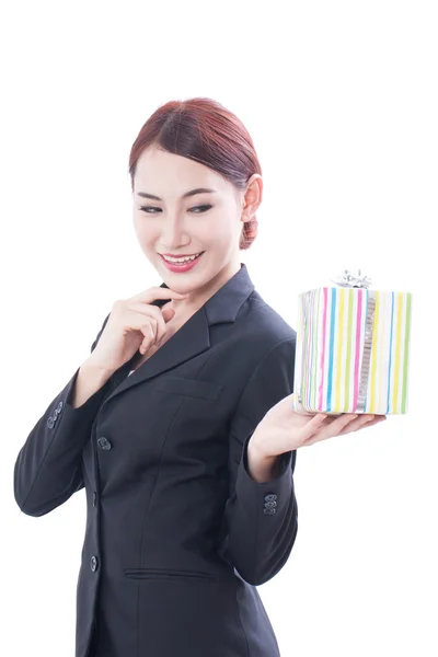 Joven mujer de negocios sosteniendo regalo — Foto de Stock