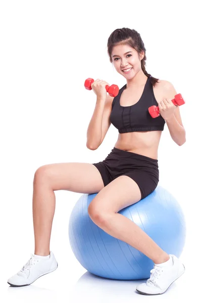 Женщины тренируются с мячом для упражнений и гирями — стоковое фото