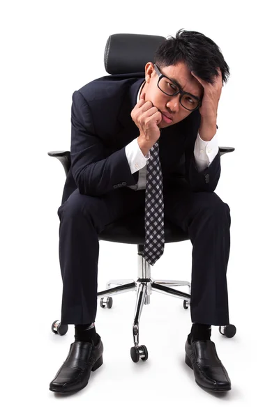 Stressad affärsman sitter i fåtölj — Stockfoto